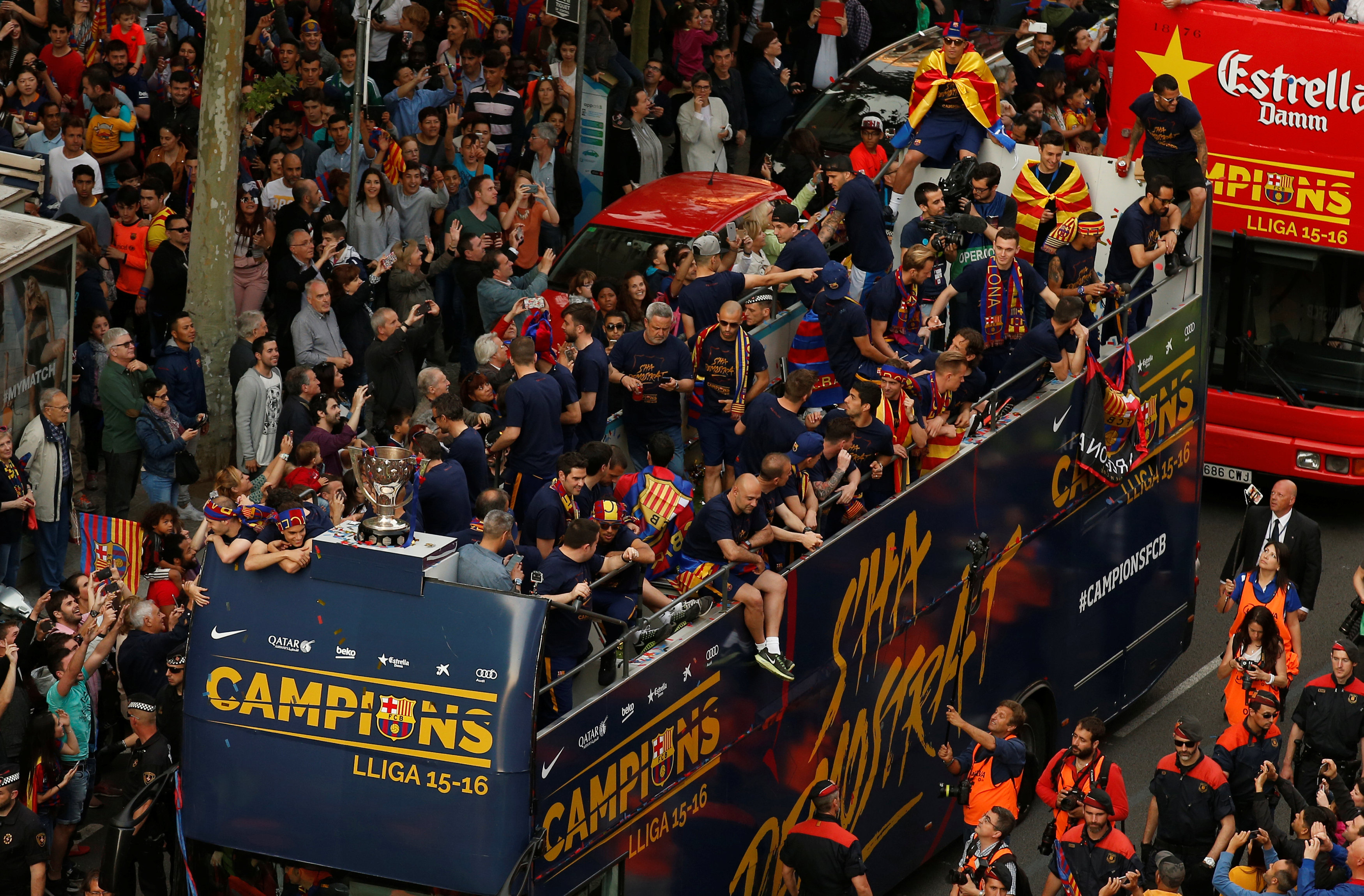 شاهد بالصور والفيديو..حافلة "البطل" تجوب شوارع برشلونة