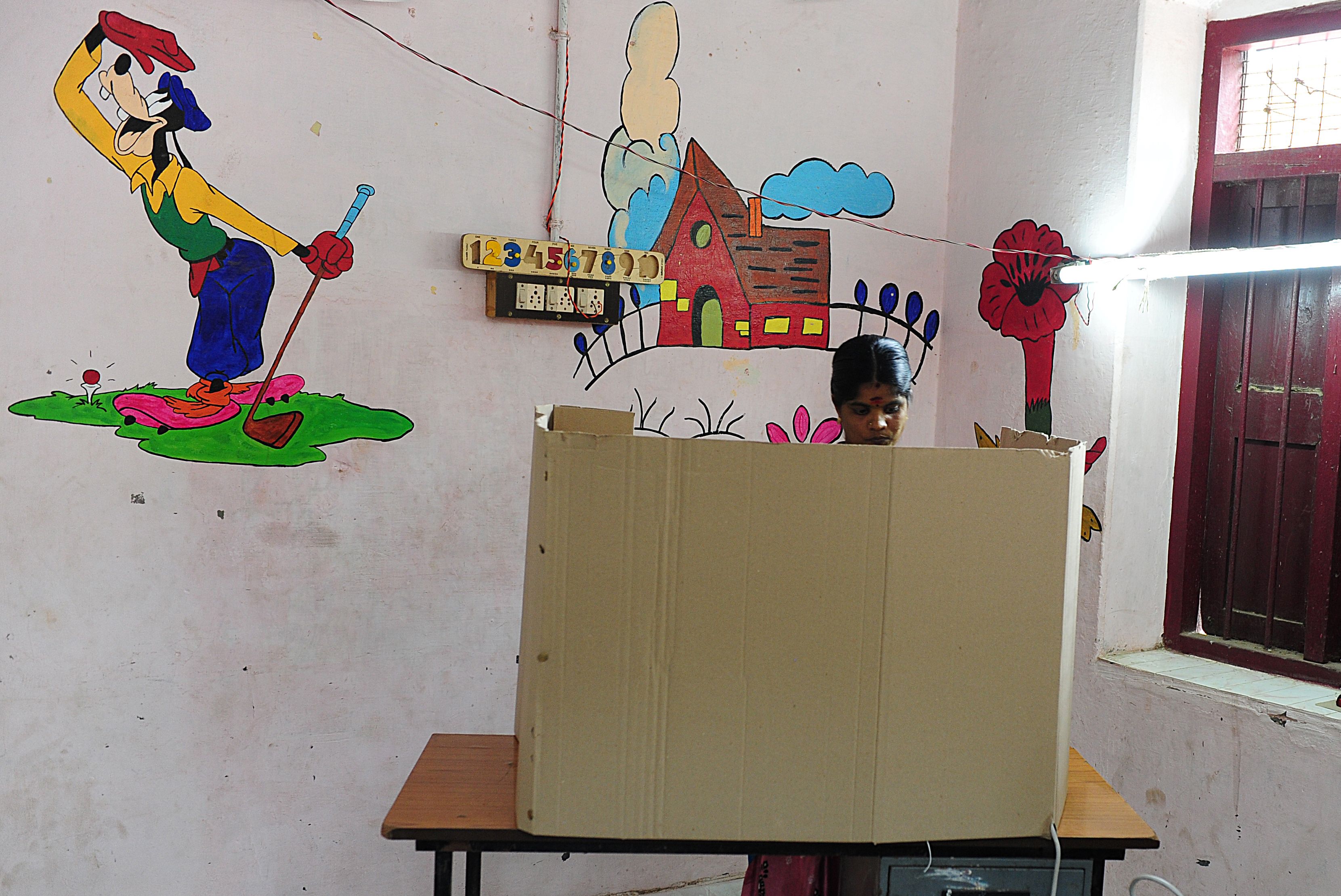 Kerala Assembly Elections: Chandy, Vijayan confident of victory   