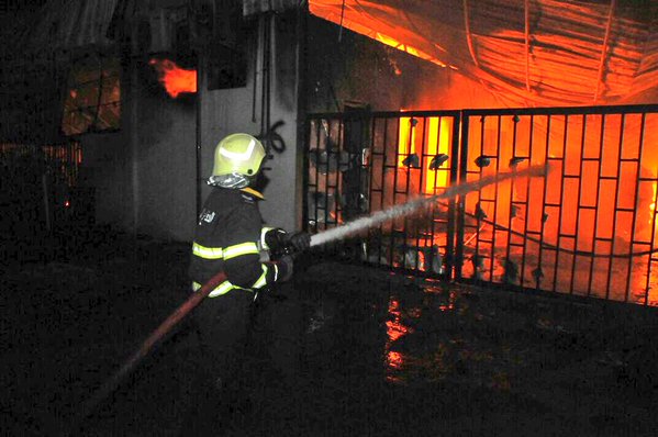 Massive fire engulfs warehouse in Oman