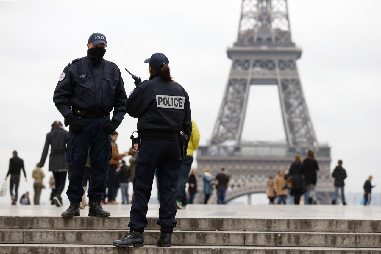 اغرب التظاهرات ... رجال الشرطة الفرنسية يتظاهرون بسبب تعرضهم للعنف
