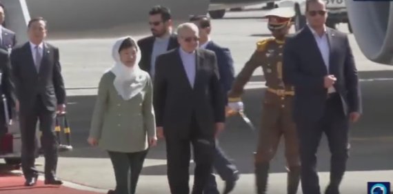 لم تصافح، شاهد كيف إستعانت رئيسة كوريا الجنوبية بلغة الجسد عند وصولها إيران