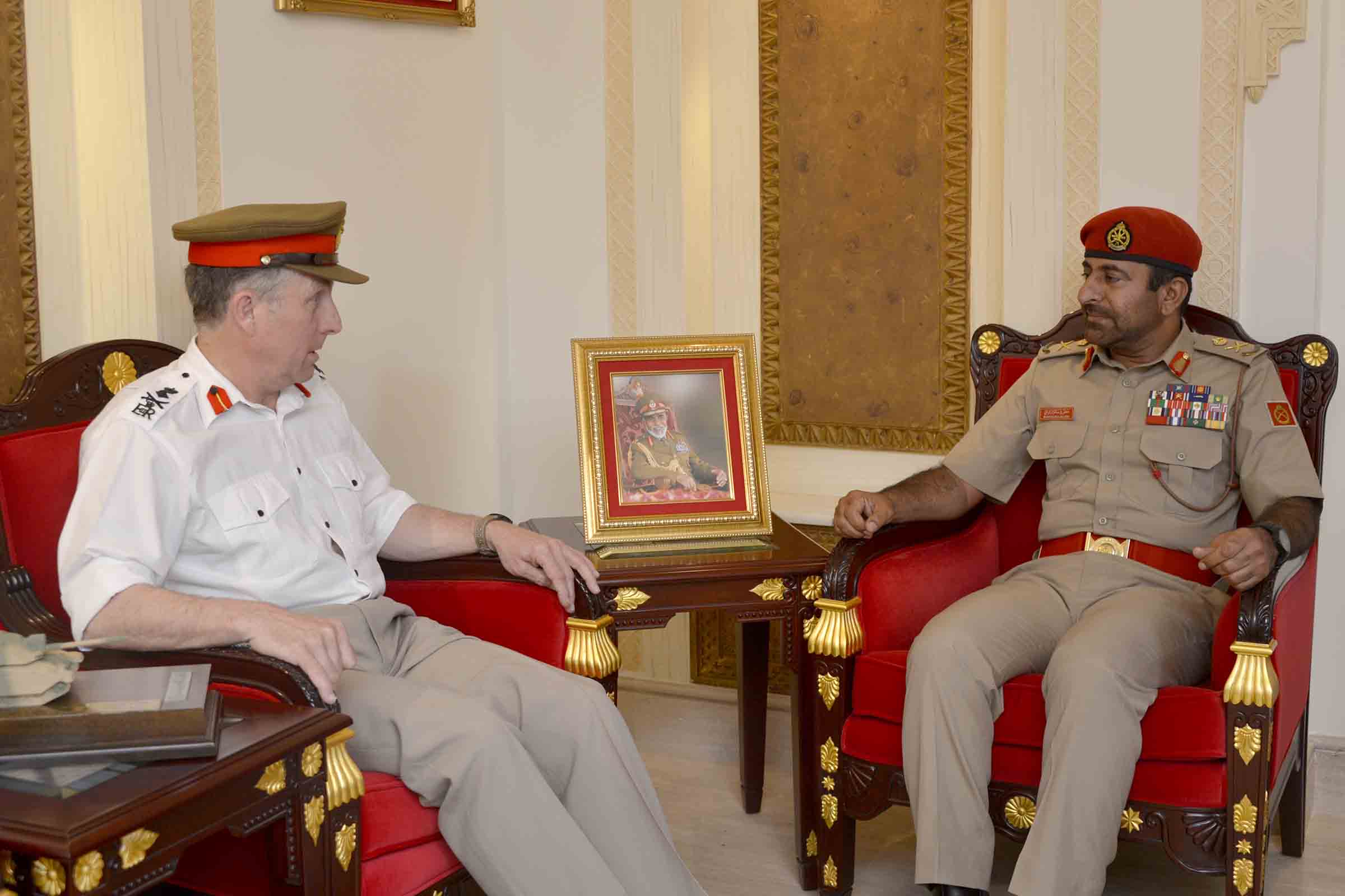 قائد الجيش السلطاني العماني يستقبل الفريق أول رئيس الأركان العامة للجيش البريطاني