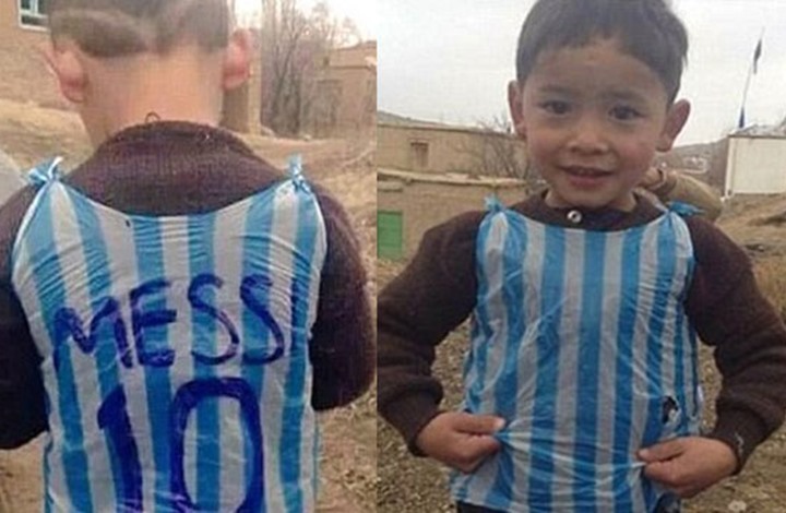 الطفل الأفغاني عاشق ميسي يفر مع اسرته إلى باكستان