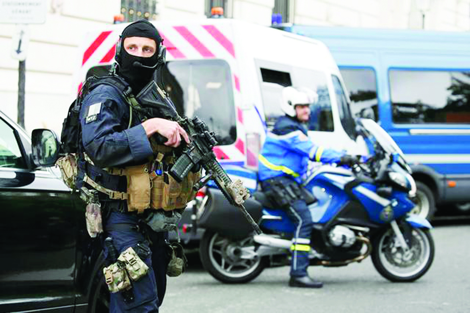 عبد السلام.. المتهم بتفجيرات باريس يلتزم الصمت أمام قضاة مكافحة الإرهاب