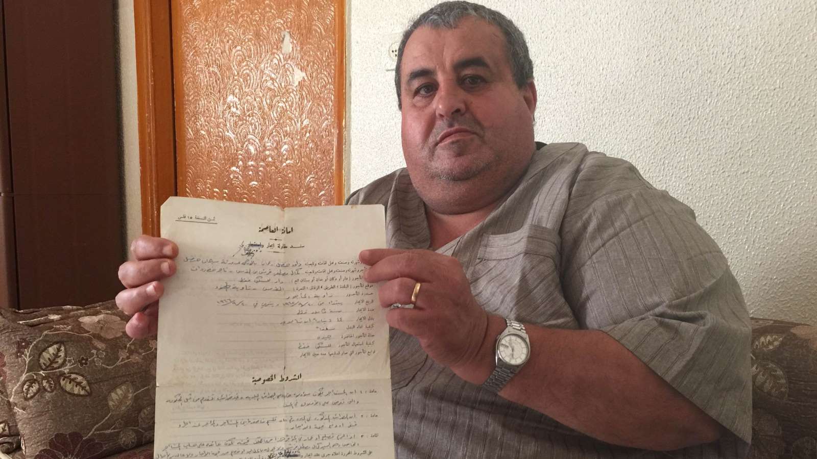 مقدسي يحبس نفسه ببيته لمنع مصادرته
