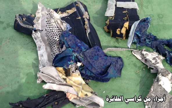 بالصور الأولية.. حطام الطائرة المصرية ومتعلقات الضحايا