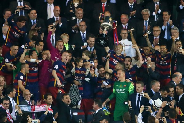برشلونة يحقق الثنائية المحلية بفوز عصيب على اشبيلية بنهائي كأس اسبانيا