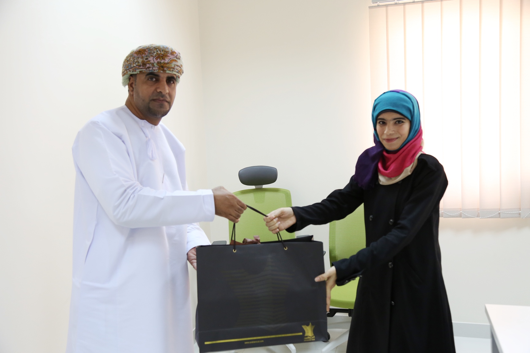 تطبيقيـة صـور تكرم الطلبة المجيدين بمختلف التخصصات الأكاديمية