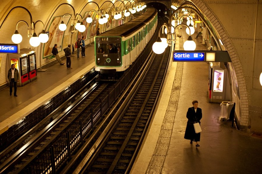 اتحاد العمال يدعو لإضراب مفتوح في مترو باريس قبل بطولة أوروبا 2016