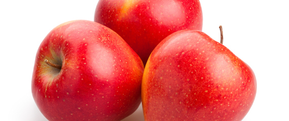 تناول واحدة يومياً ولا تزر الطبيب.. للتفاح فوائد عديدة أولها إطالة العمر