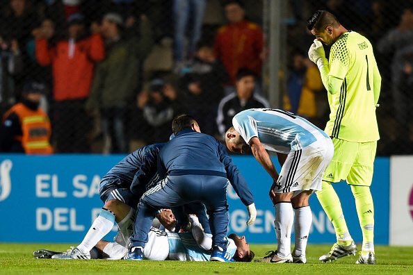 بالفيديو..ميسي يتعرض لاصابة خطيرة قبل الكوبا