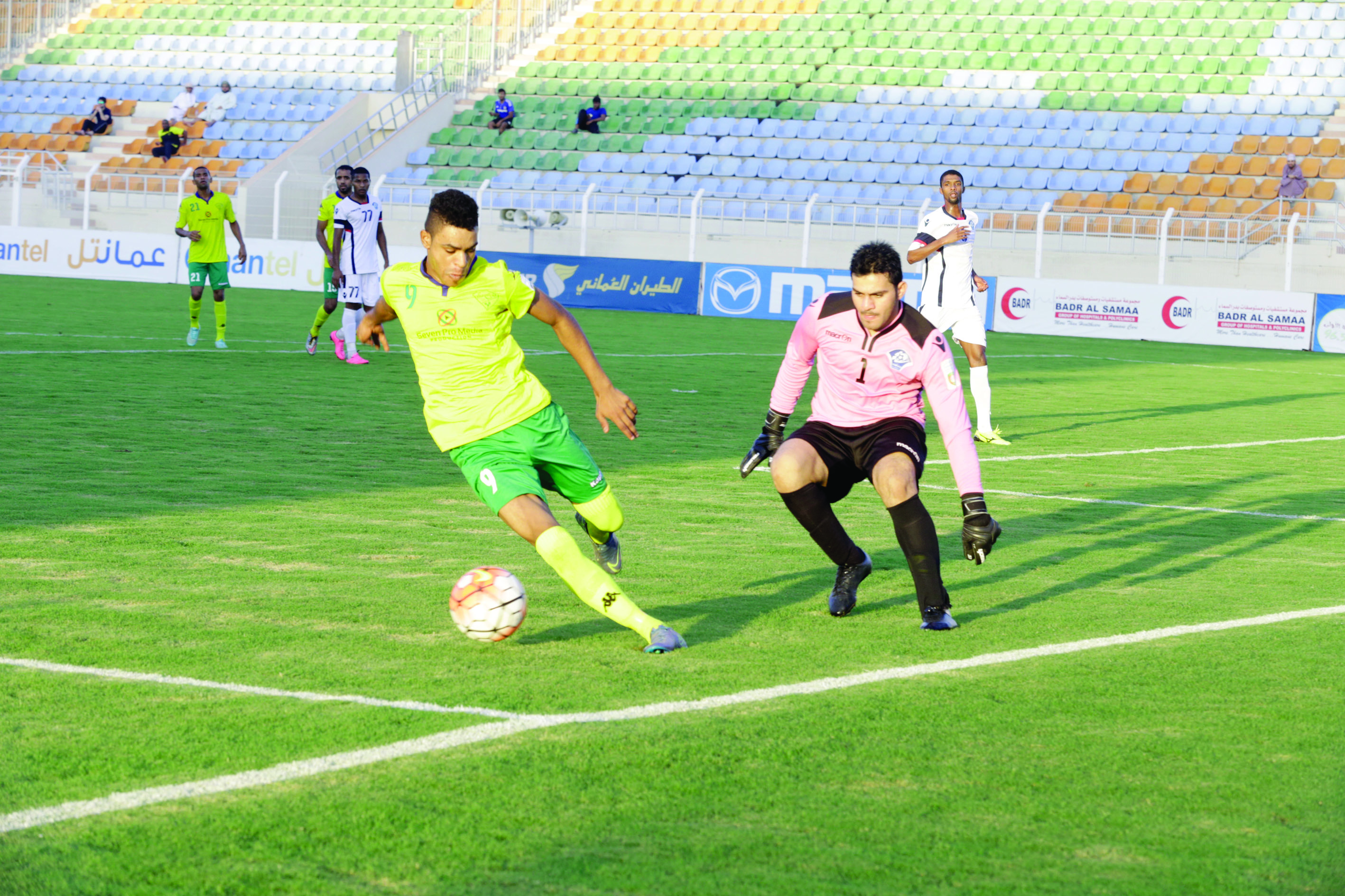 سعيد عبيد يرفض العروض ويجدد للفهود والرستاق يواصل تجديد عقود لاعبيه البارزين