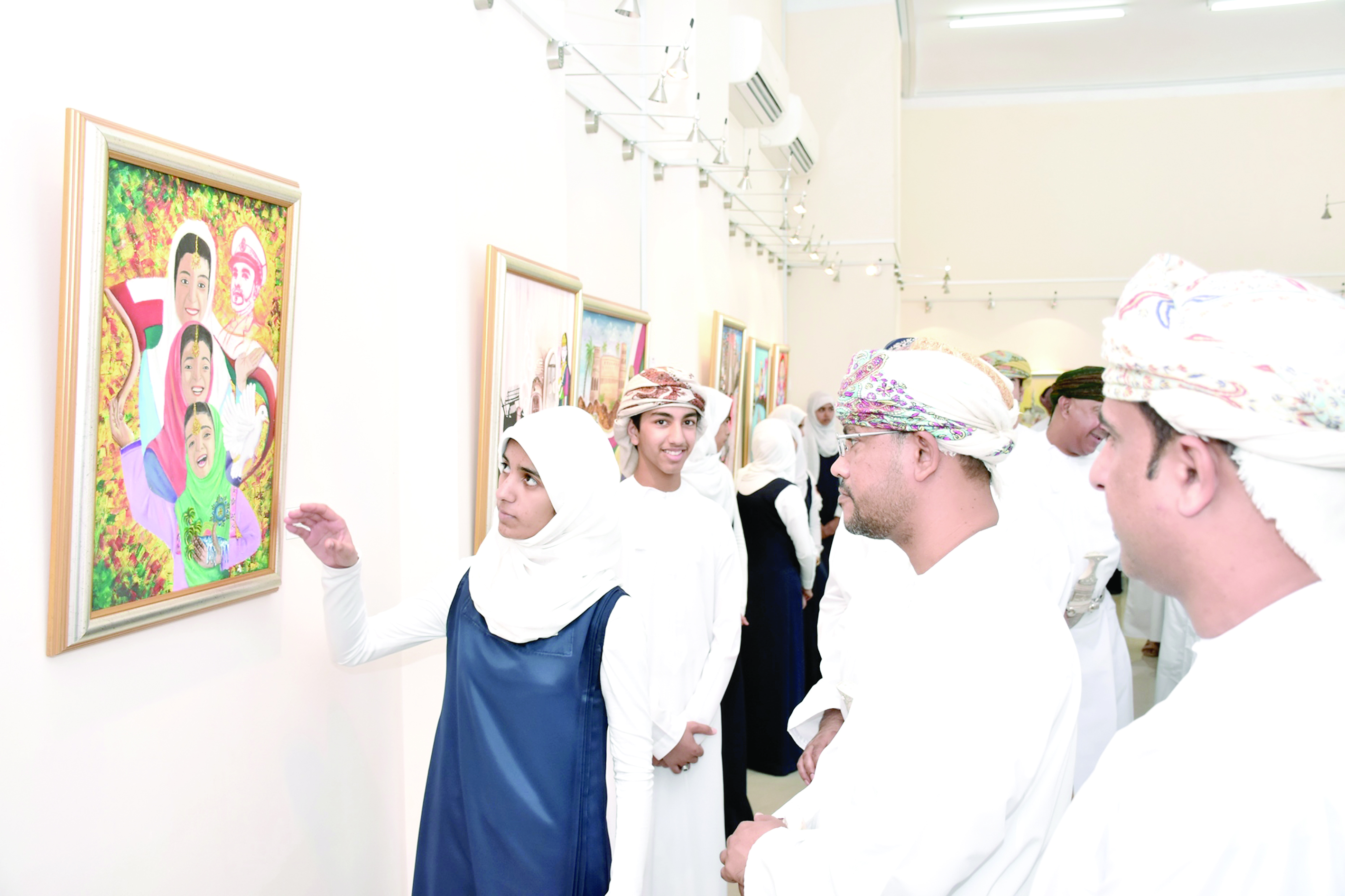 50 لوحة فنية في معرض مسابقة (موطني عمان)