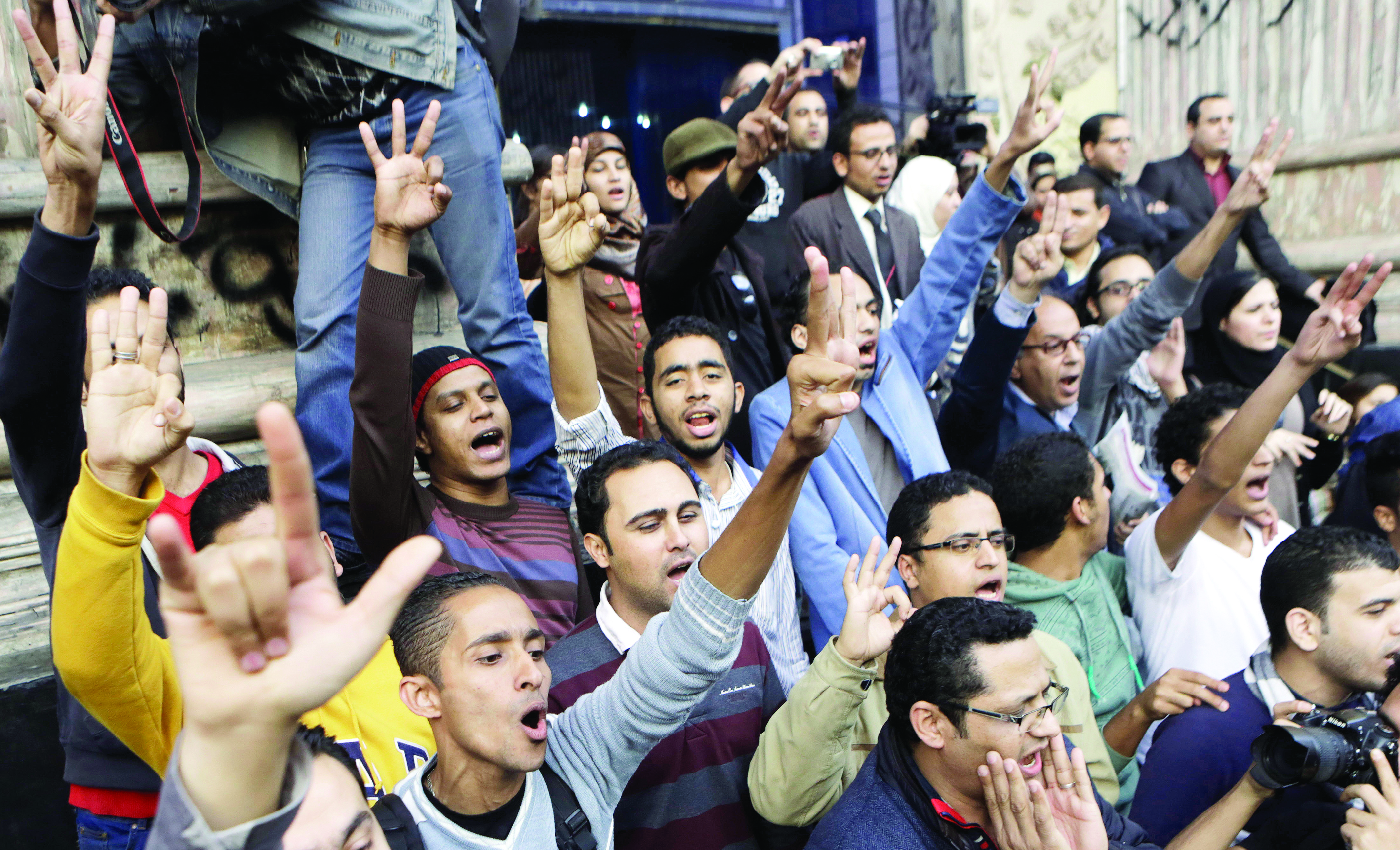 تقرير اخباري 
مصر: تصاعد أزمة الصحفيين و"الداخلية" على خلفية اقتحام النقابة