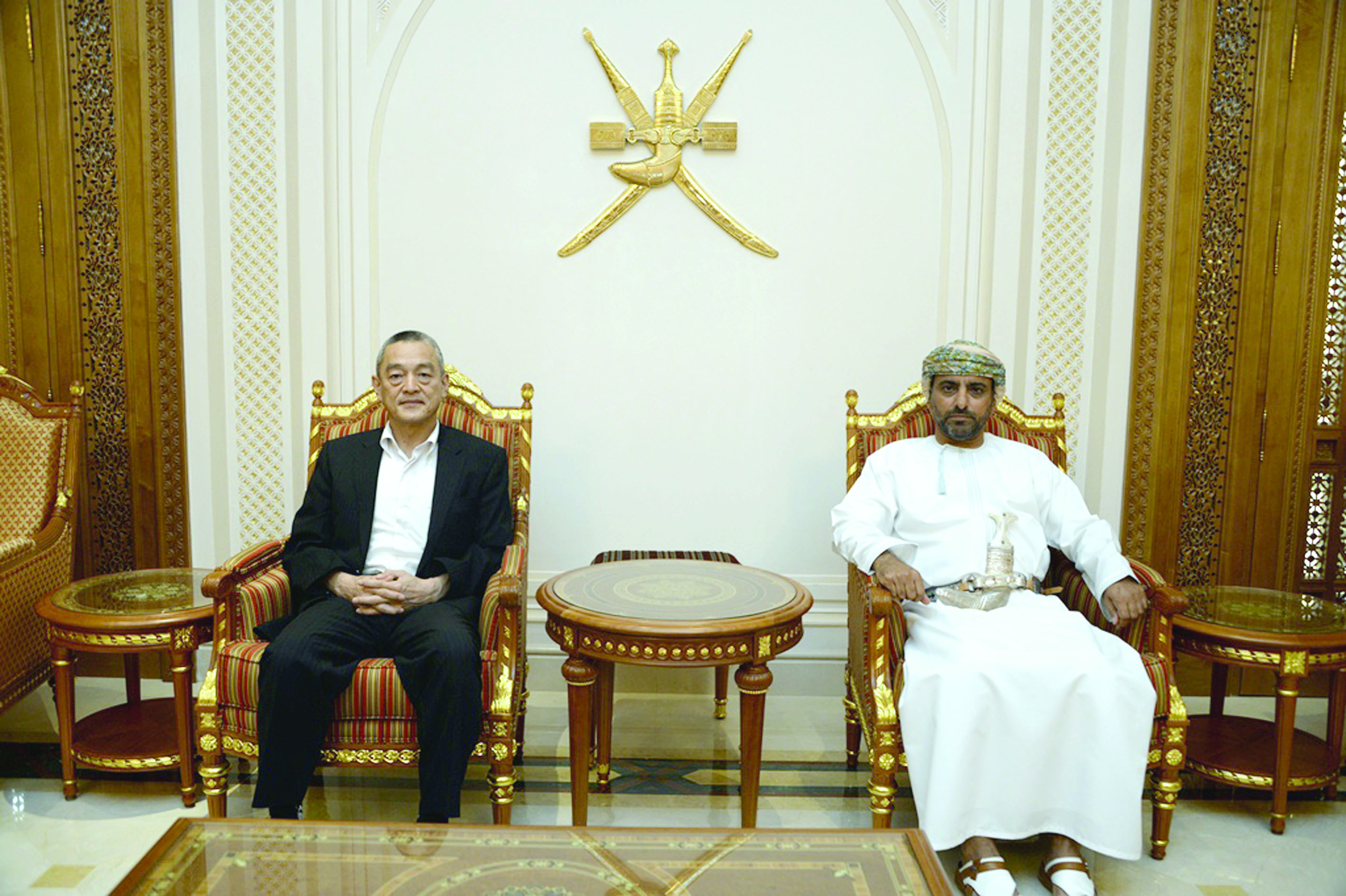 القائد العام لأسطول الدفاع الياباني يصل السلطنة