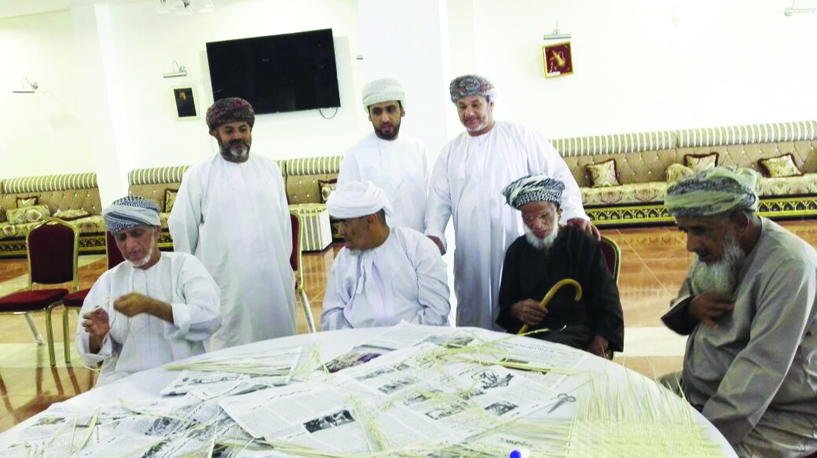 حلقة عمل في مجال السعفيات لنزلاء دار المسنين بالرستاق