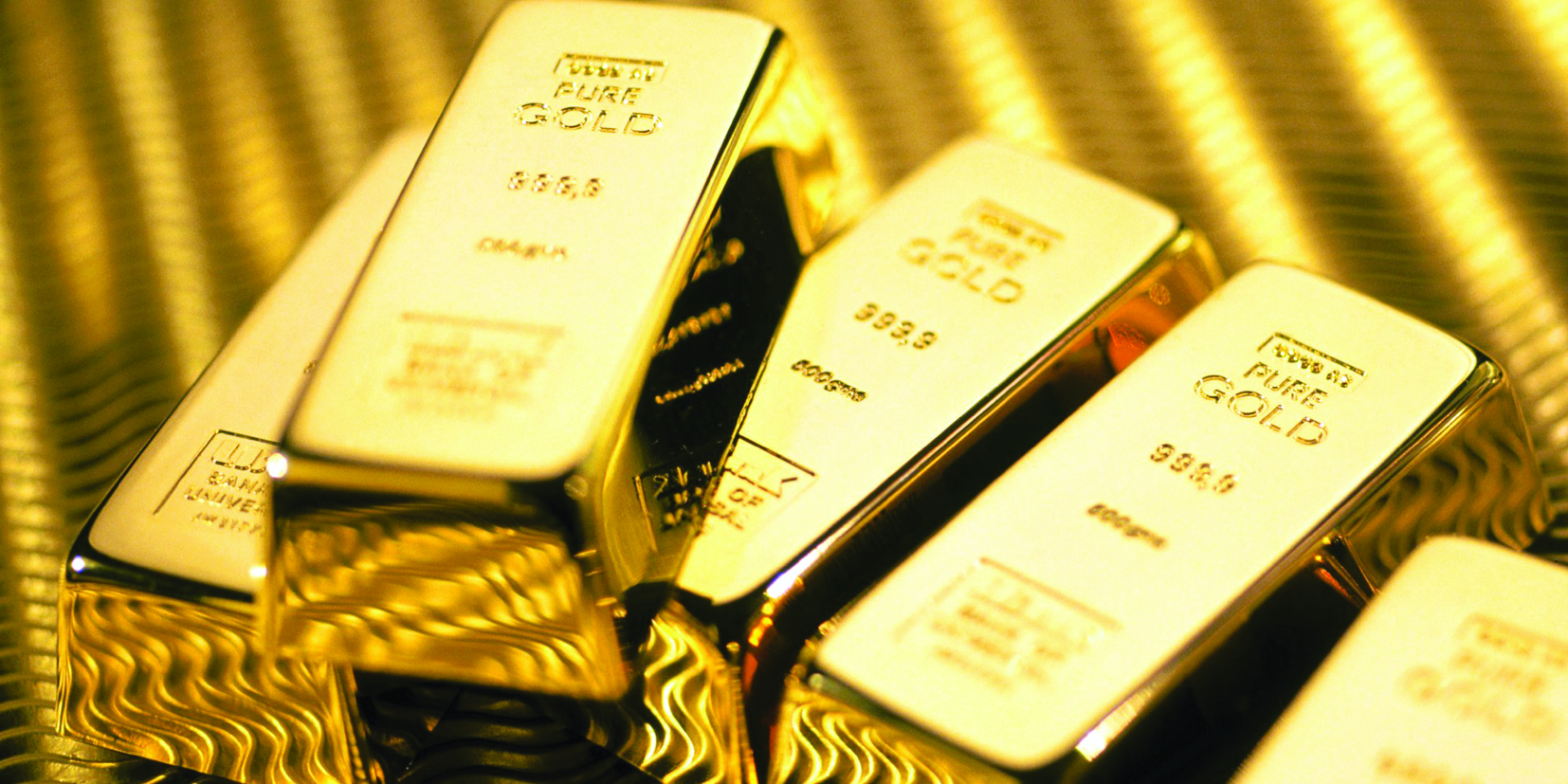 الذهب يتراجع من أعلى مستوى له في 15 شهراً