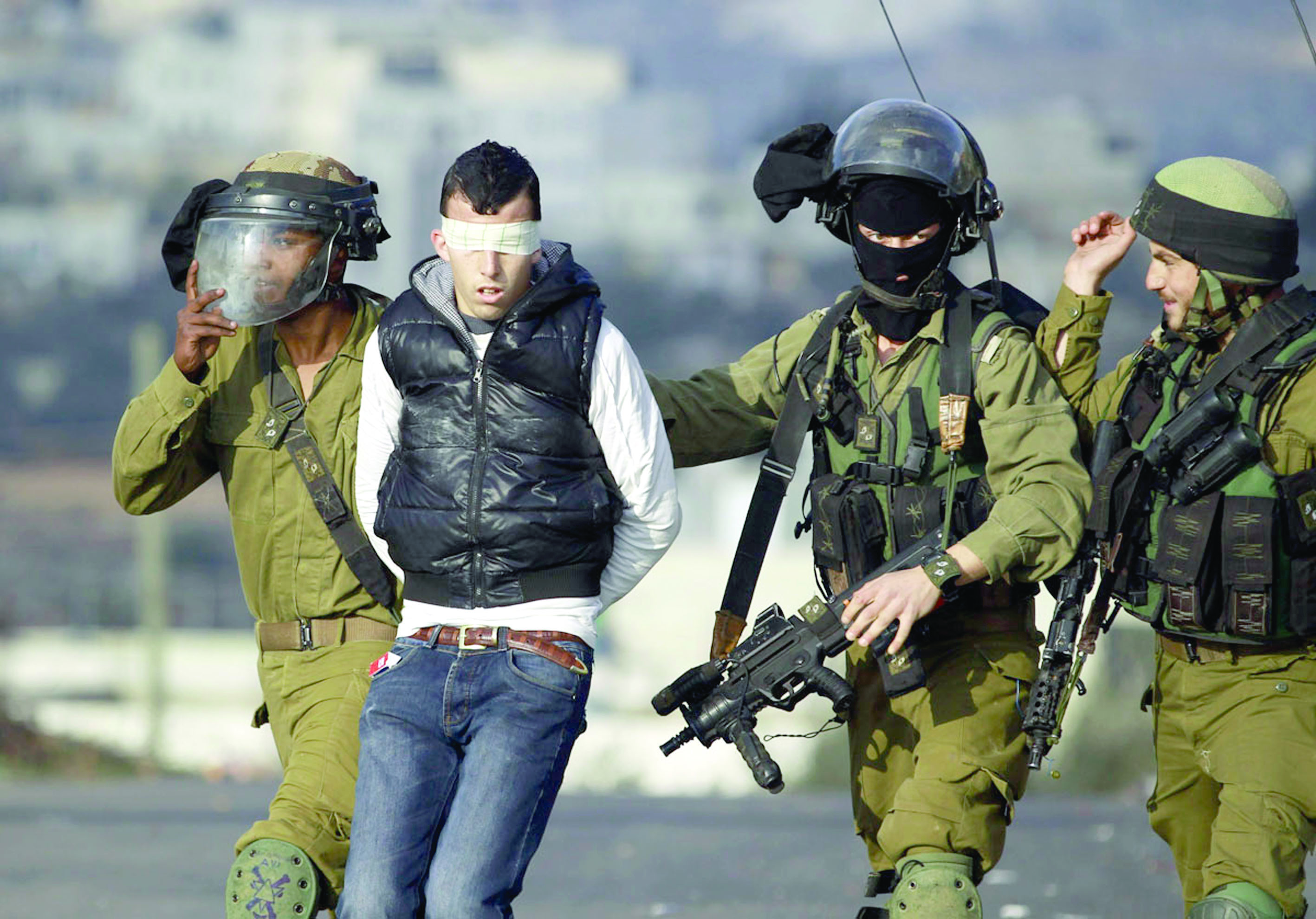 الاحتلال يعتقل 11 فلسطينيا

بينهم مقدسية وأسرى محرّرون