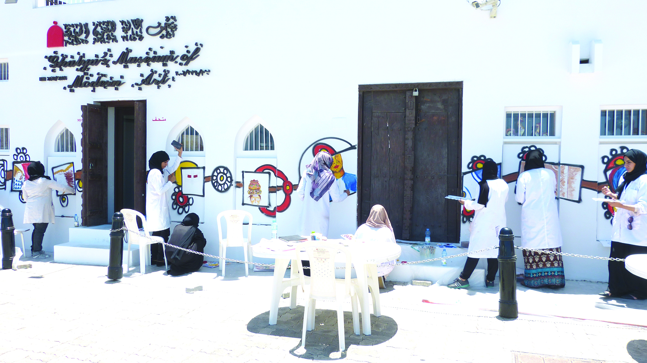 أزياء ورقصات عمانية على اللوحة الجدارية "عمان 2016م"