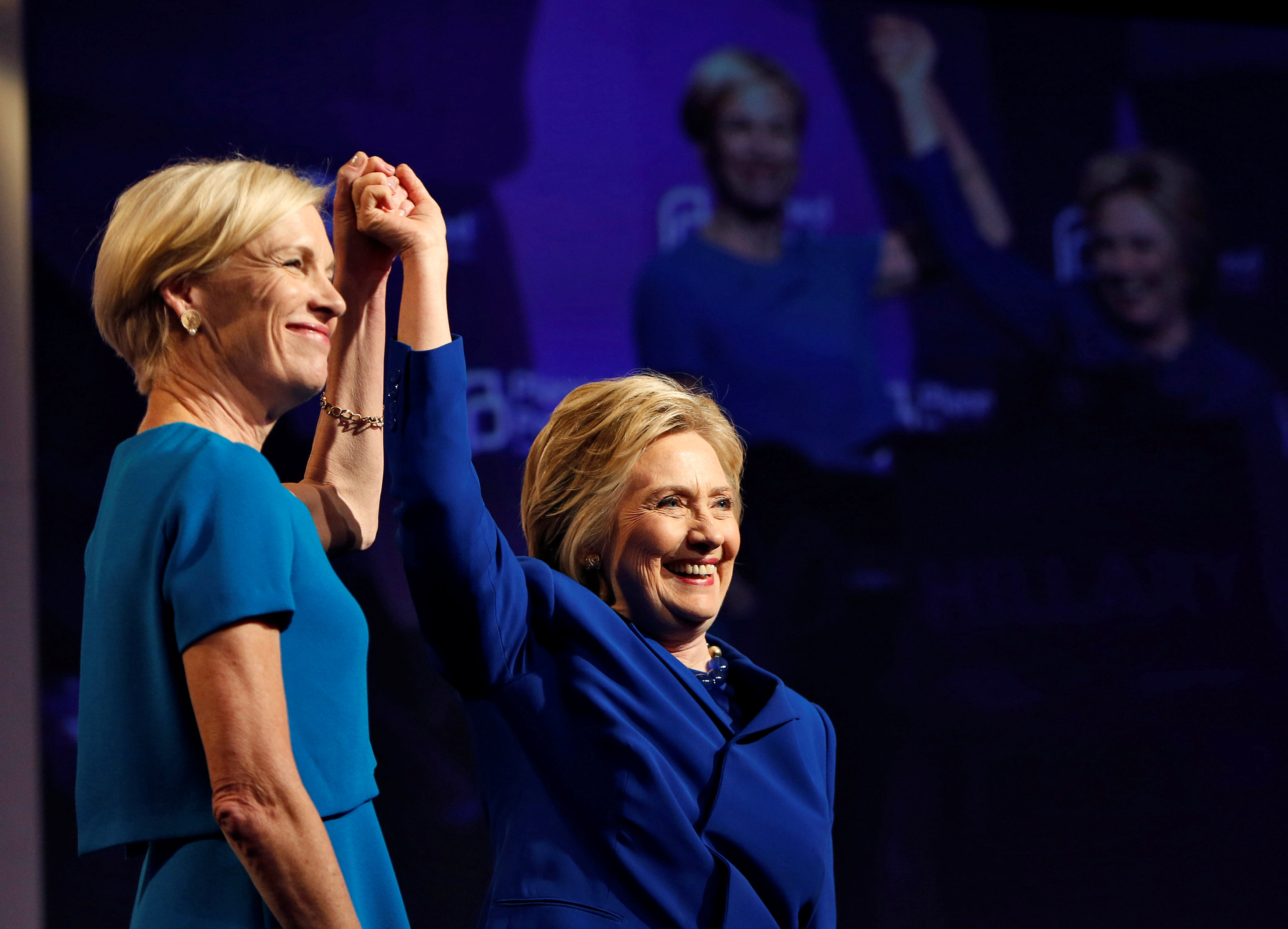 Seeking Democratic Party unity, Clinton meets with Warren