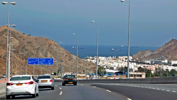 Slow driving in fast lane to invite fine and jail term in Oman