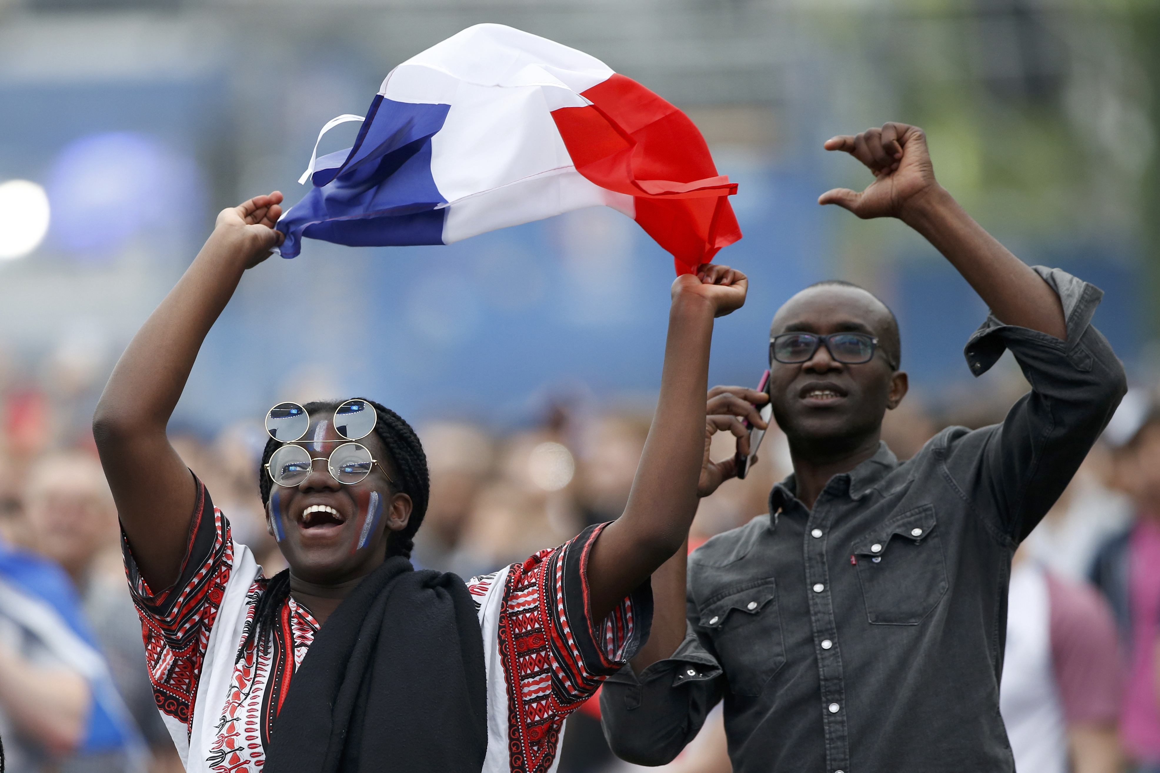 Hosts France get Euro 2016 party started on peaceful Paris night