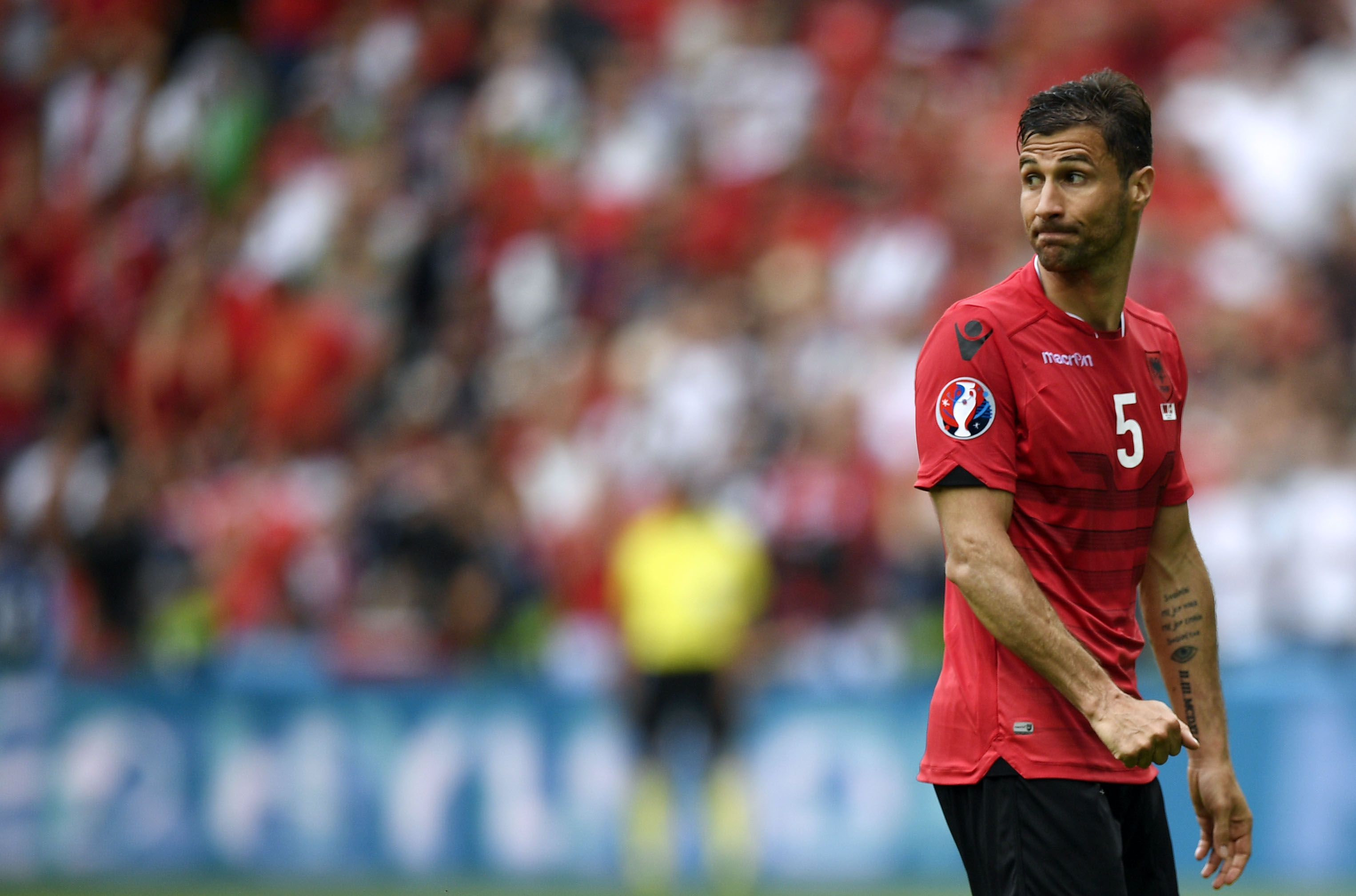أول حالة طرد في اليورو من نصيب قائد البانيا