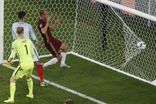 Euro 2016: Russia snatch injury-time equaliser to draw with England