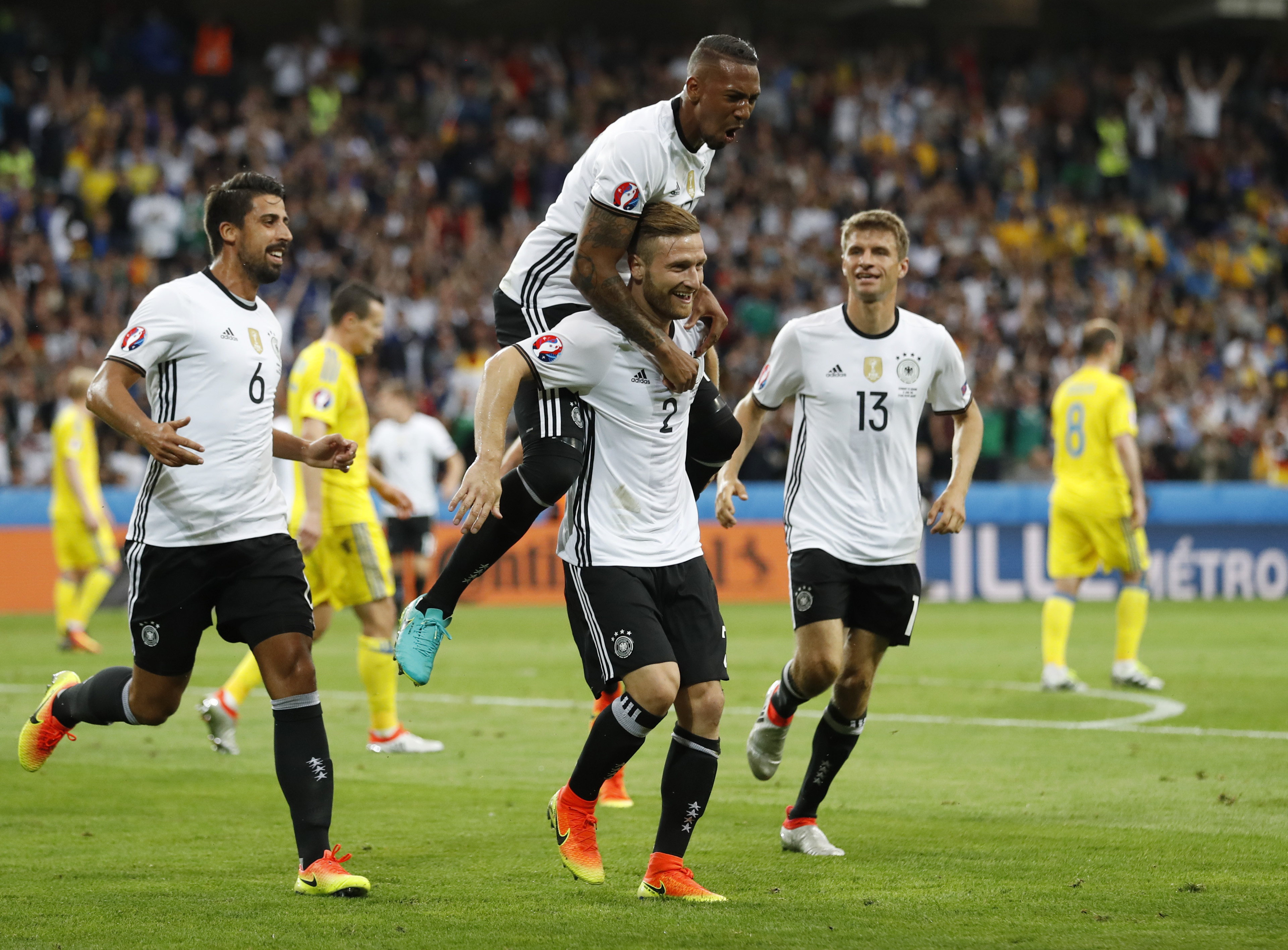 ماكينات ألمانيا تبدأ الدوران بثنائية في شباك اوكرانيا