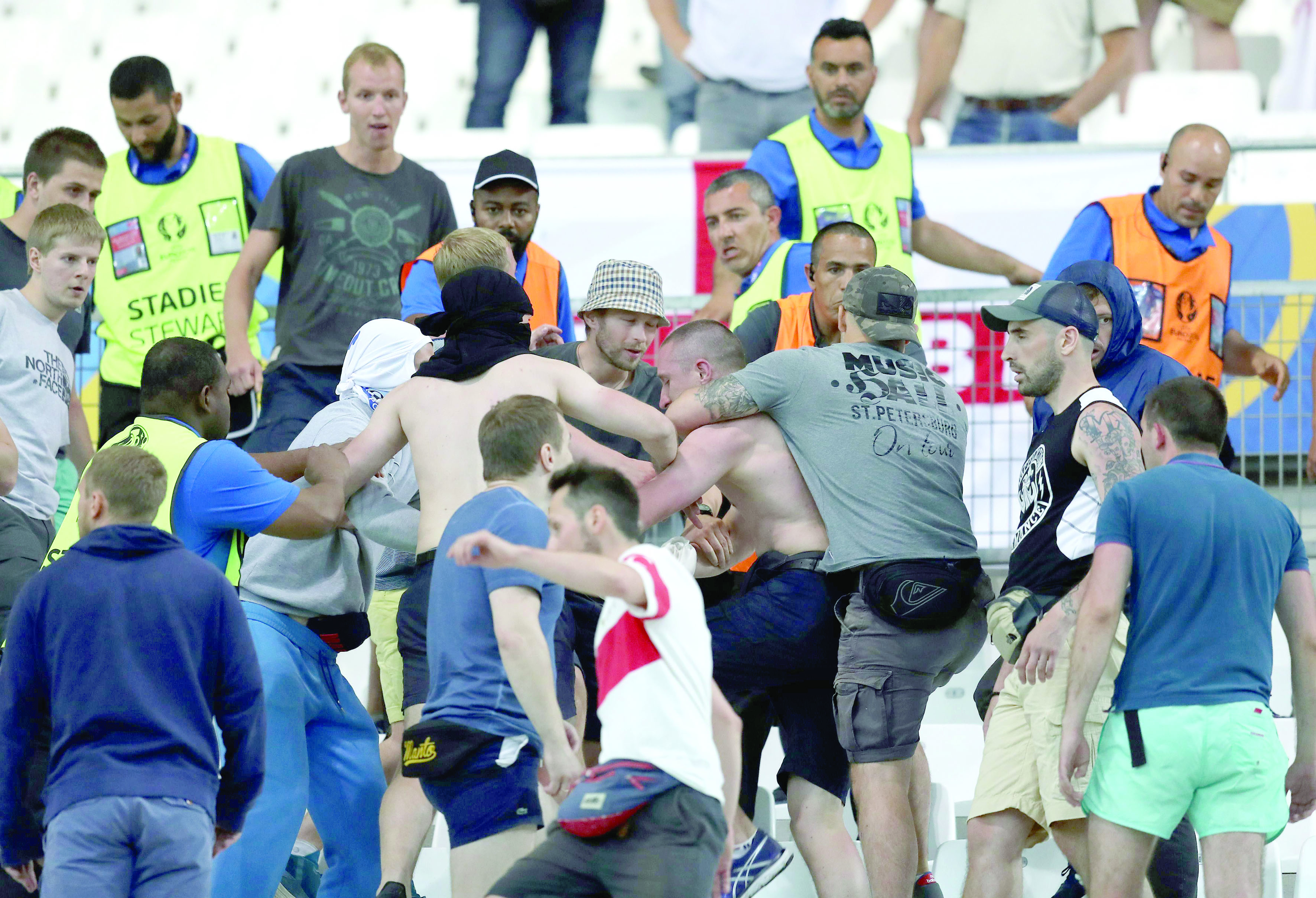 ايقاف روسيا مع وقف التنفيذ مع استبعادها نهائيات في حال تكررت اعمال الشغب