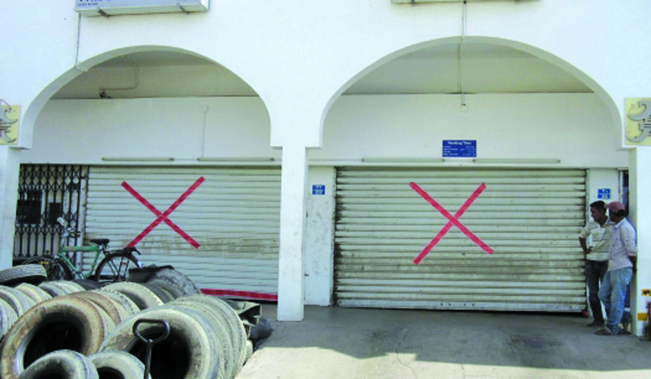 Oman health: 34 grocery stores closed after food safety raids