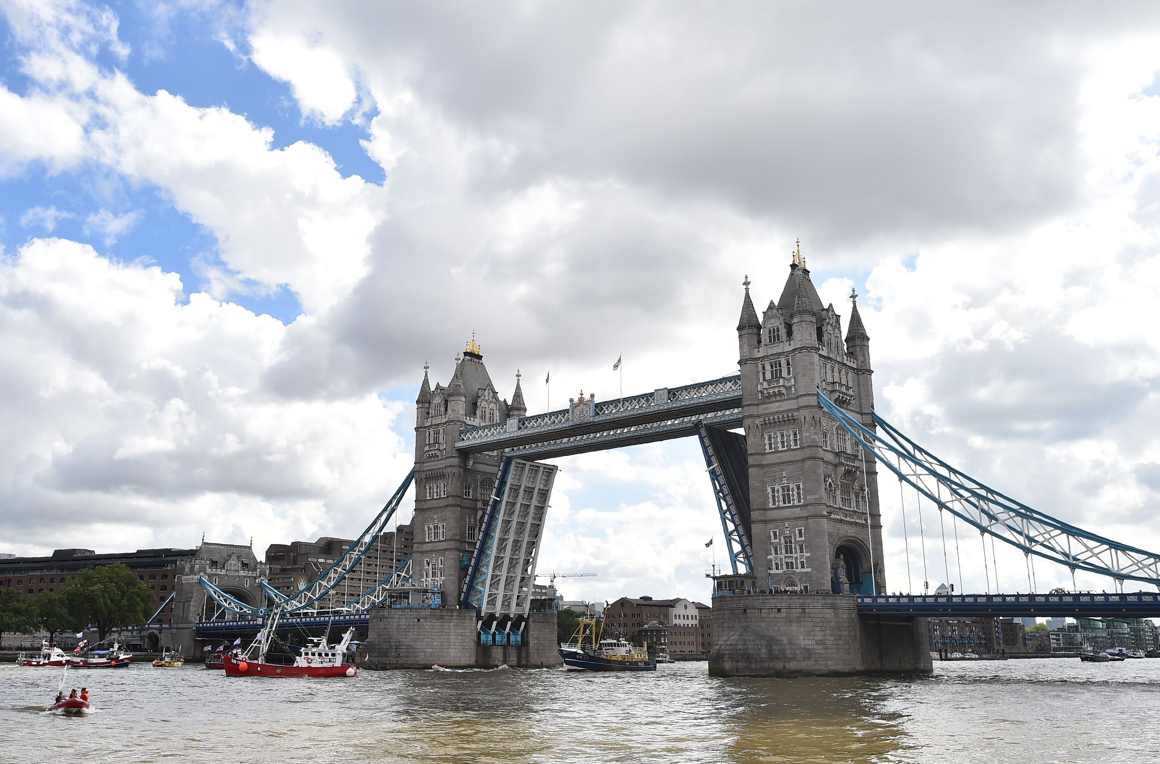 Brexit campaign sends flotilla along the River Thames