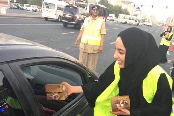 بالصور .. وزيرة الشباب الاماراتية توزع "التمر" على الصائمين