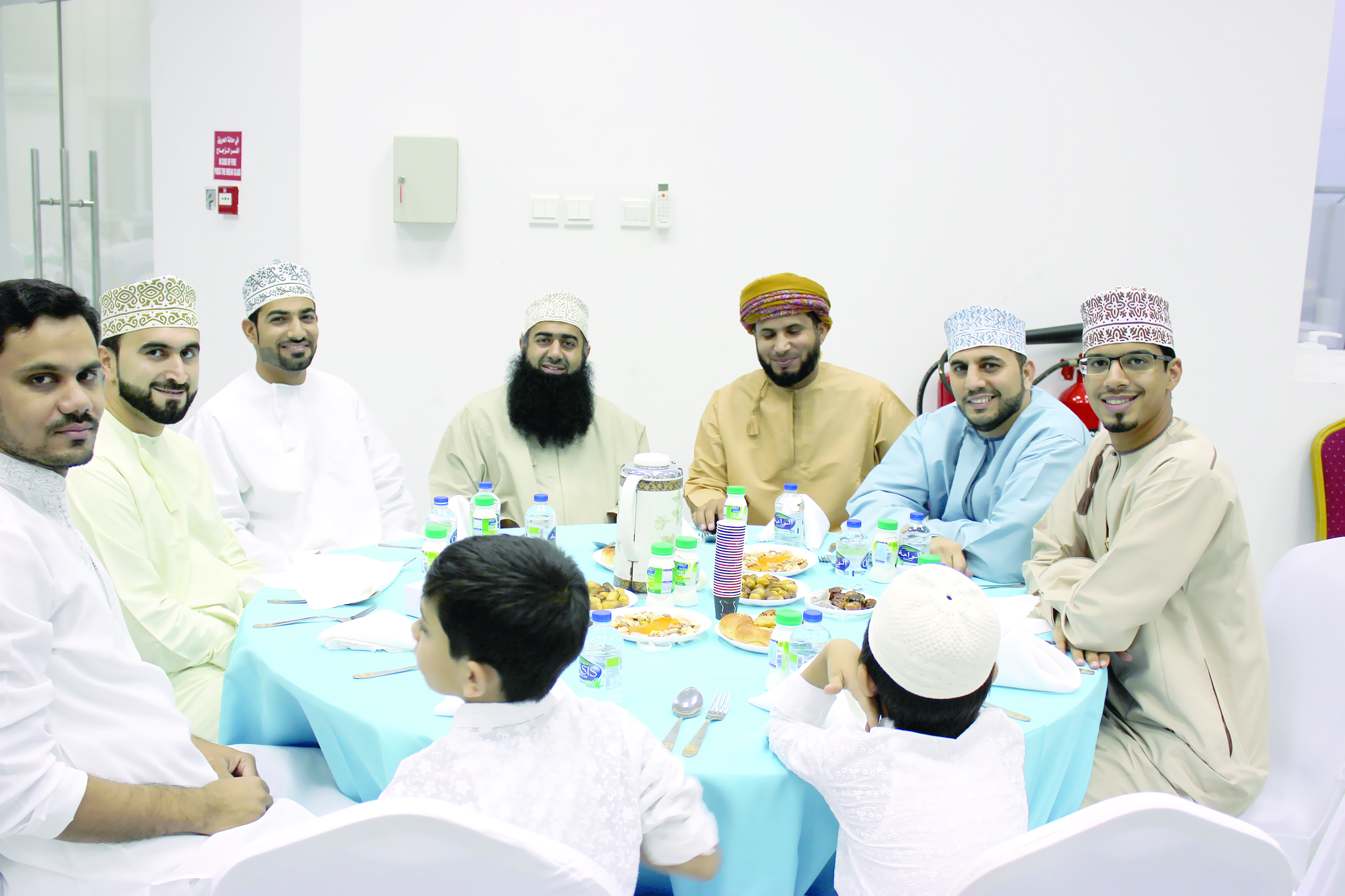 العمانية لنقل الكهرباء تنظم إفطار جماعي لموظفيها