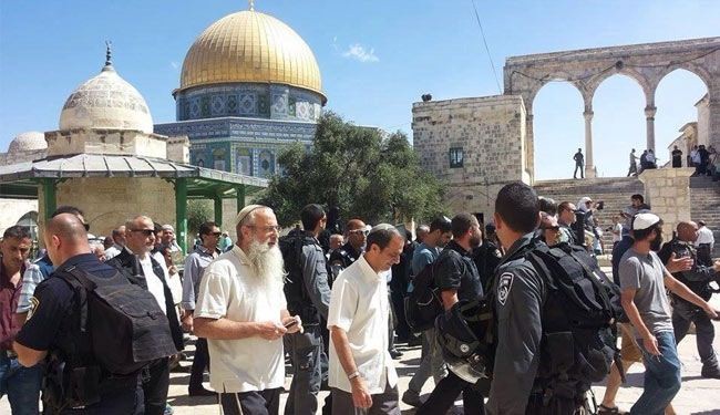 مستوطنون يقتحمون المسجد الأقصى بحماية من جنود الاحتلال