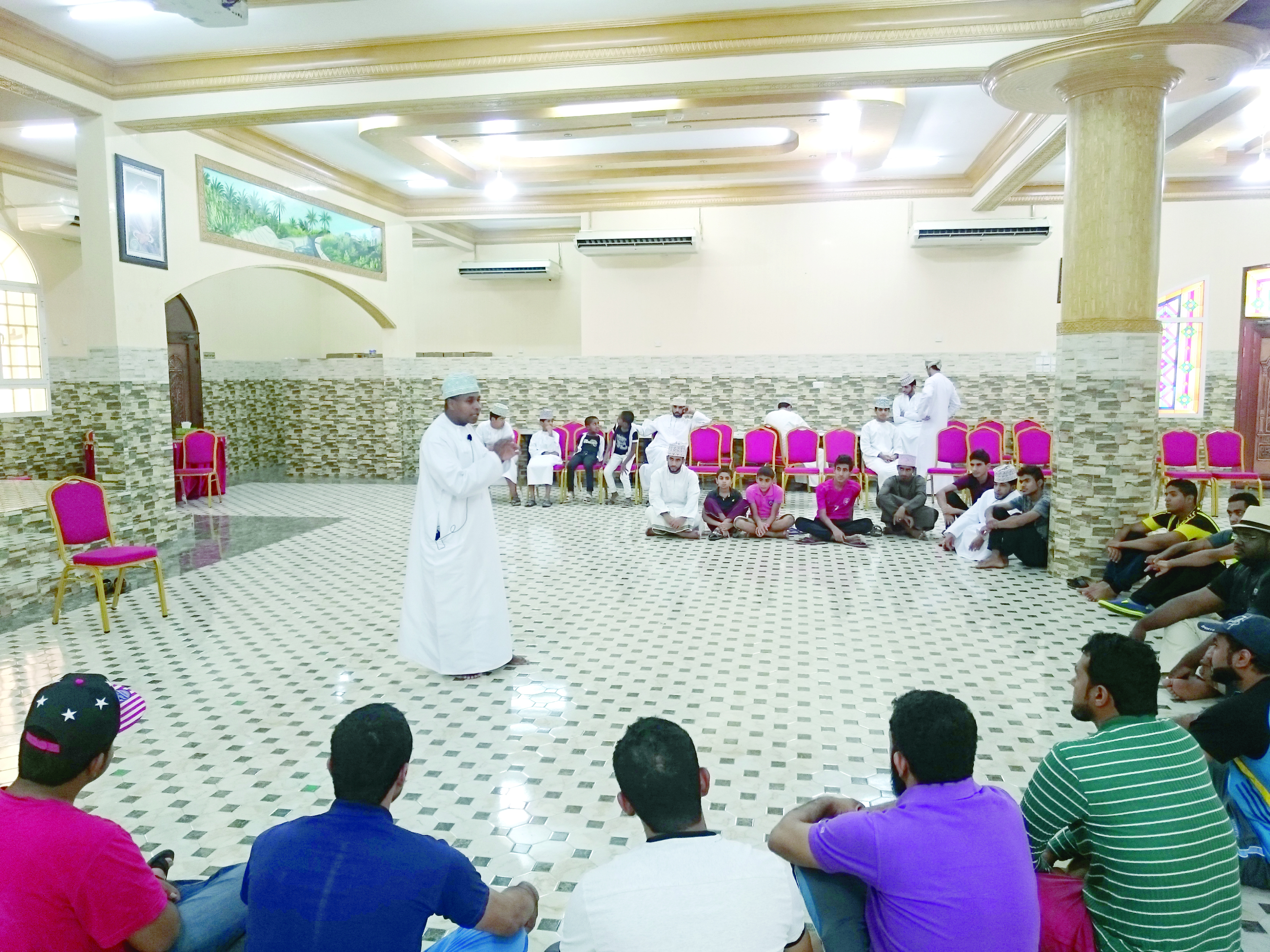 35 مشاركا في حلقة "التمثيل المسرحي" بنزوى