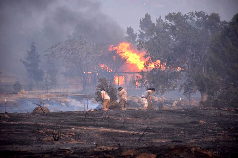 جهود لاحتواء حريق غابات هائل دمر عشرات المنازل في كاليفورنيا