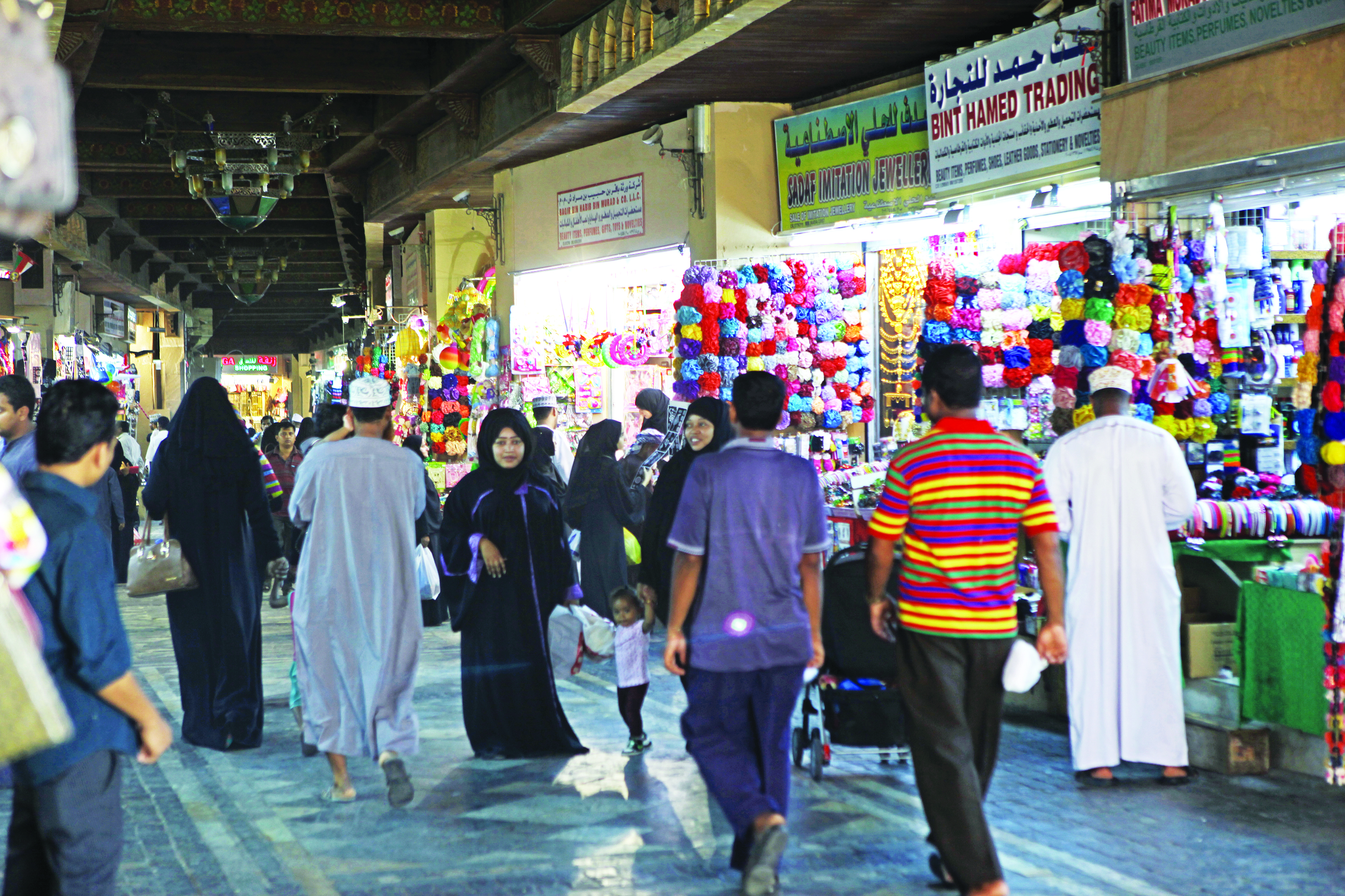 مشاهد من استعدادات عيد الفطر المبارك حيث تعج الأسواق والمراكز التجارية بالمتسوقين