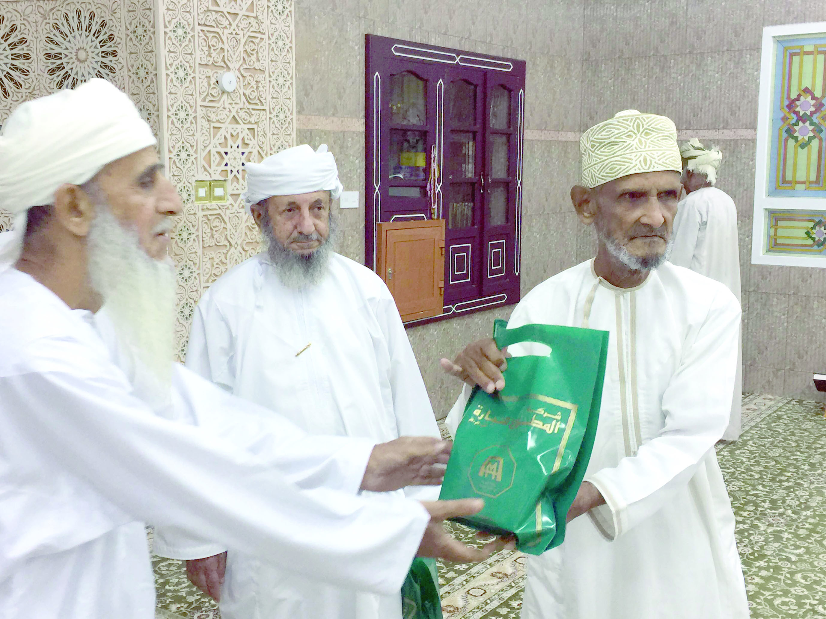 تكريم المسنين في القرواشية بسمائل
