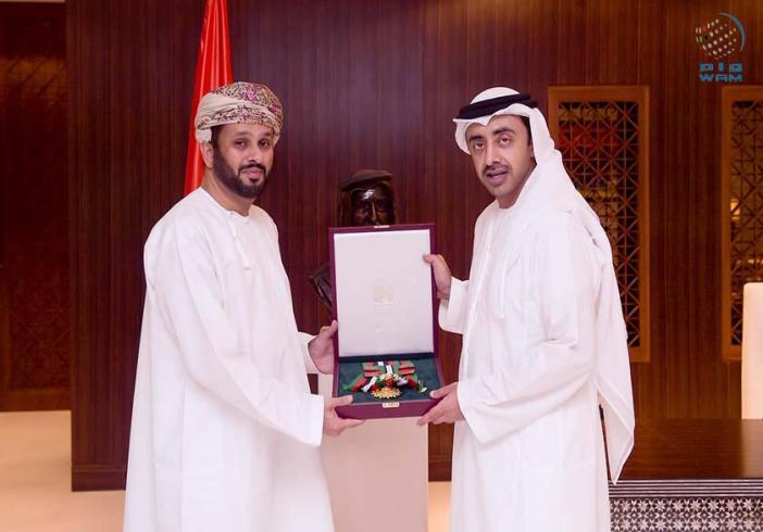 منح وسام زايد الثاني لسفير السلطنة بدولة الإمارات