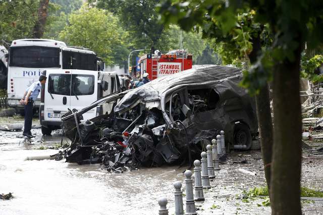 ​Police bus targeted by Istanbul bomb blast, some wounded