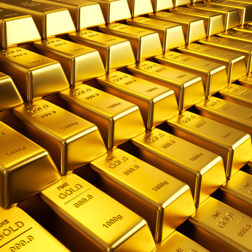 الذهب ينخفض ولكن يظل قرب أعلى مستوى في أسبوعين