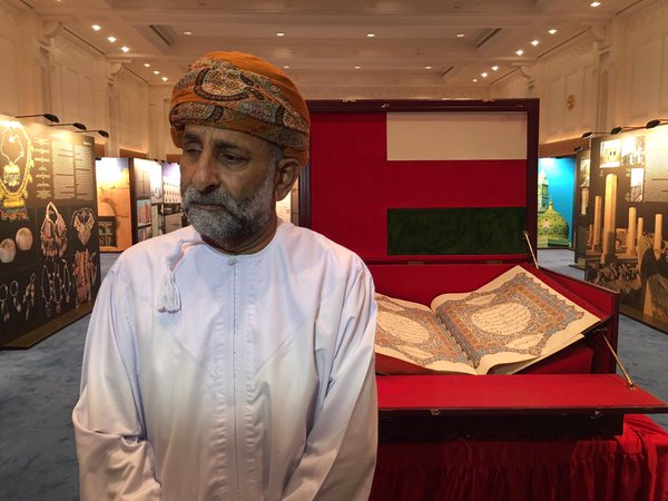 إعادة نسخ المصحف العماني المكتوب بخط اليد بنسخة مطعمة بماء الذهب والفضة