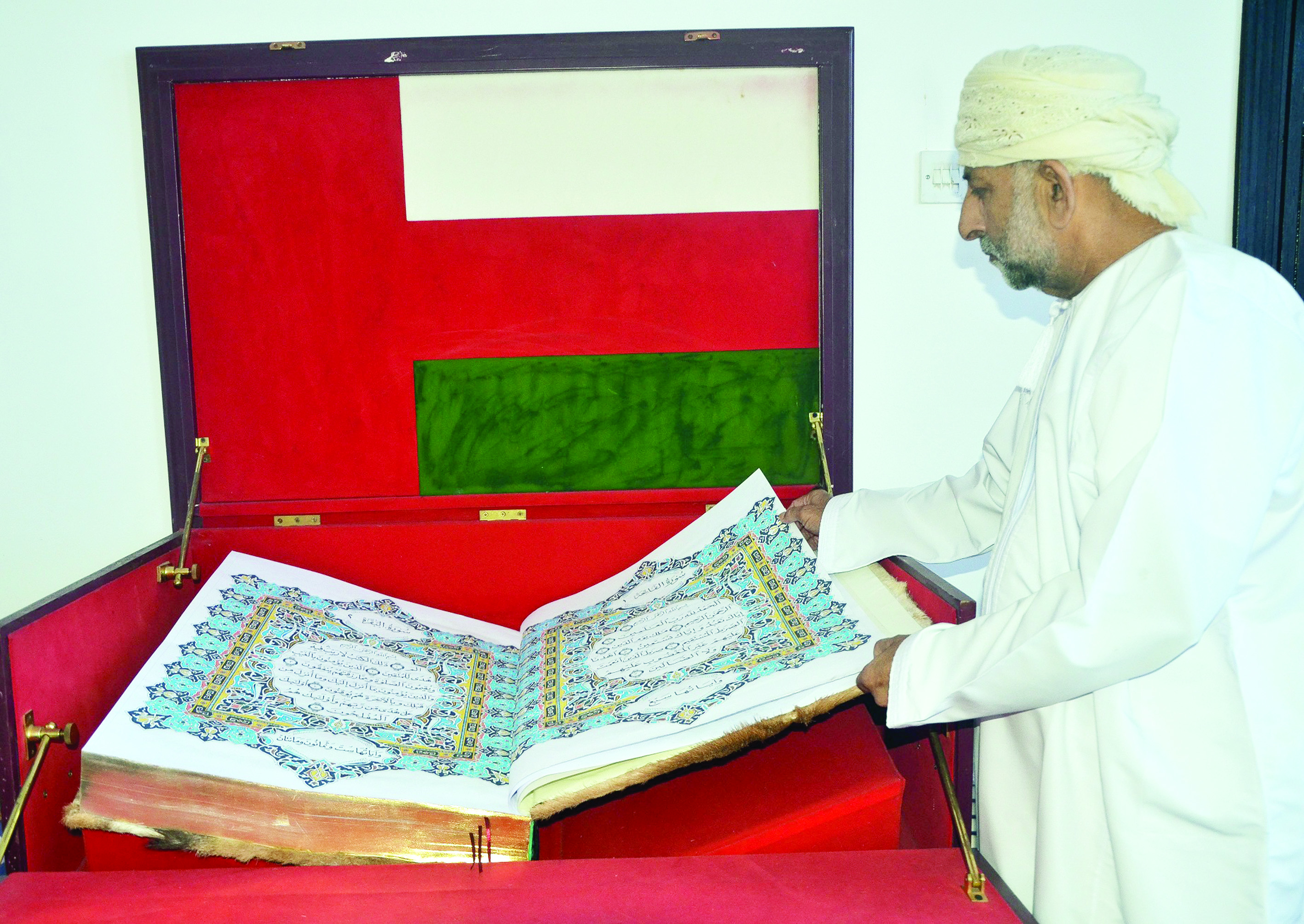 إعادة نسخ المصحف العماني المكتوب بخط اليد