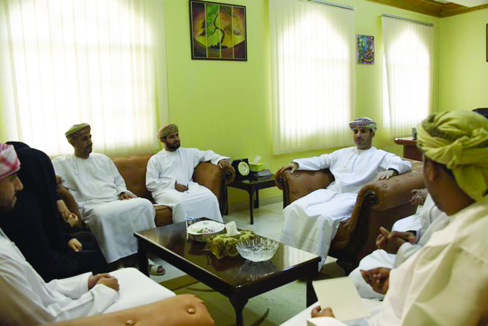 البريمي تكرم المشاركات بمسابقة "كتابة الرسائل"