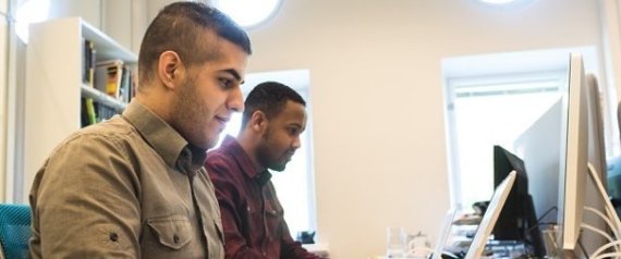 عقولهم ثروة في الدول الغربية.. لاجئون عرب ينقذون فنلندا من نقصٍ فادح بالمهارات التكنولوجية