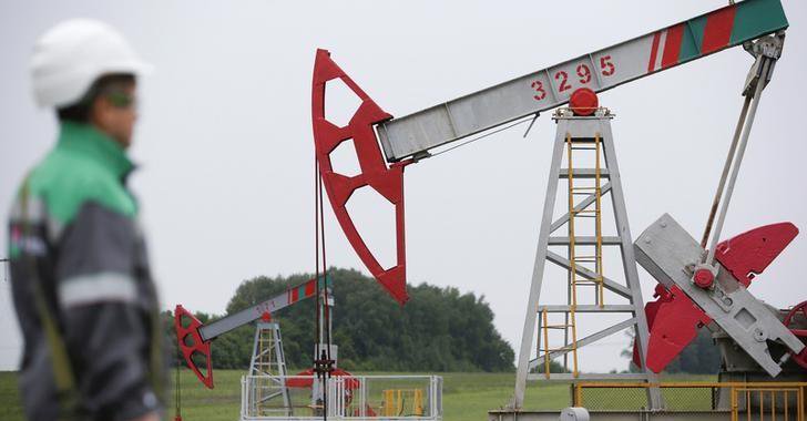 Oil in Longest Run of Gains in 6 Weeks as U.S. Stockpiles Slip