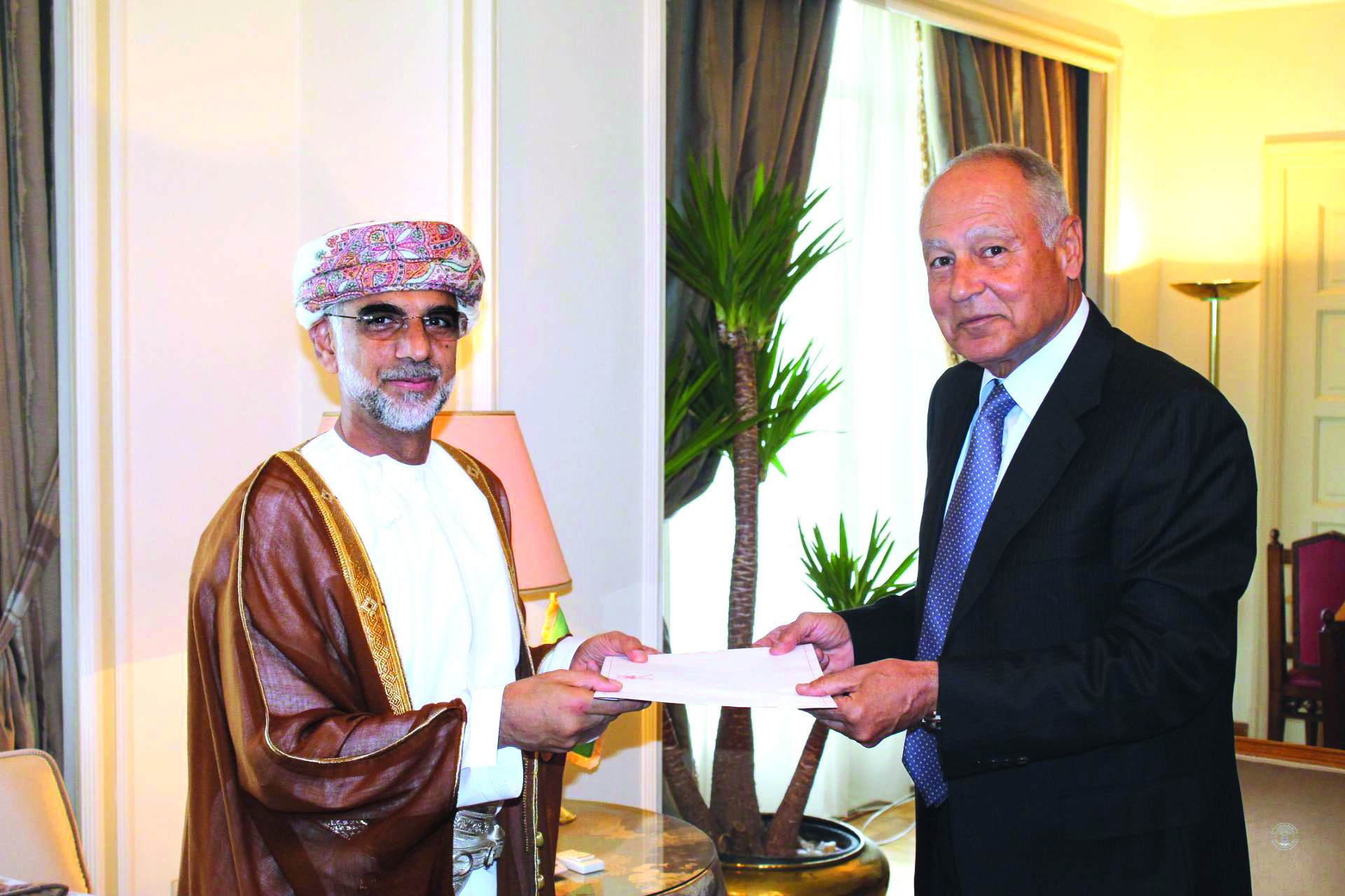 Omani ambassador presents credentials to Arab League