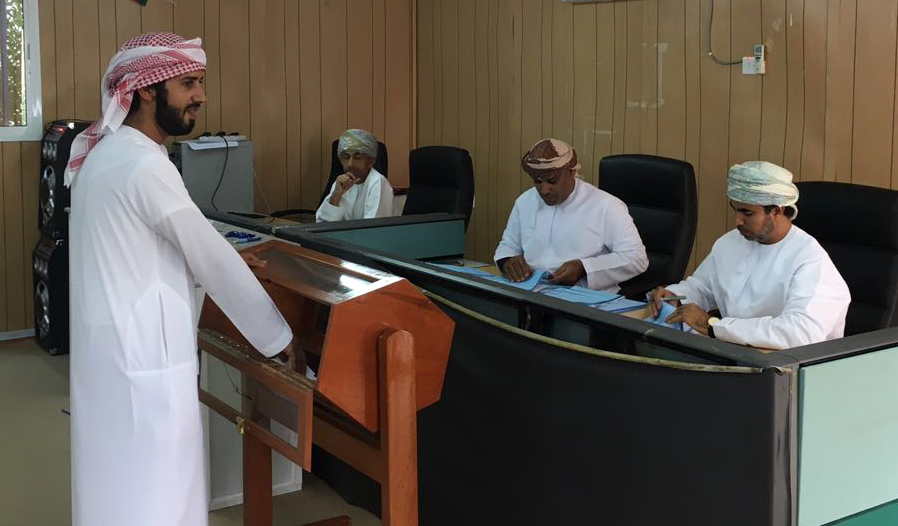 توزيع 94 قطعة أرض سكنية بنيابة حمراء الدروع بعبري