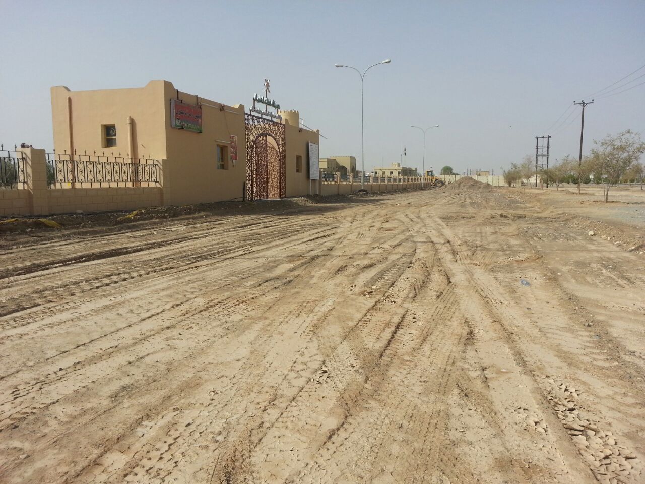 بدء العمل في رصف الطرق الداخلية بضنك
